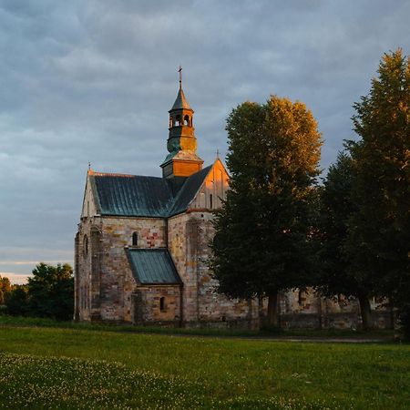 Hotel Podklasztorze Сулеюв Экстерьер фото