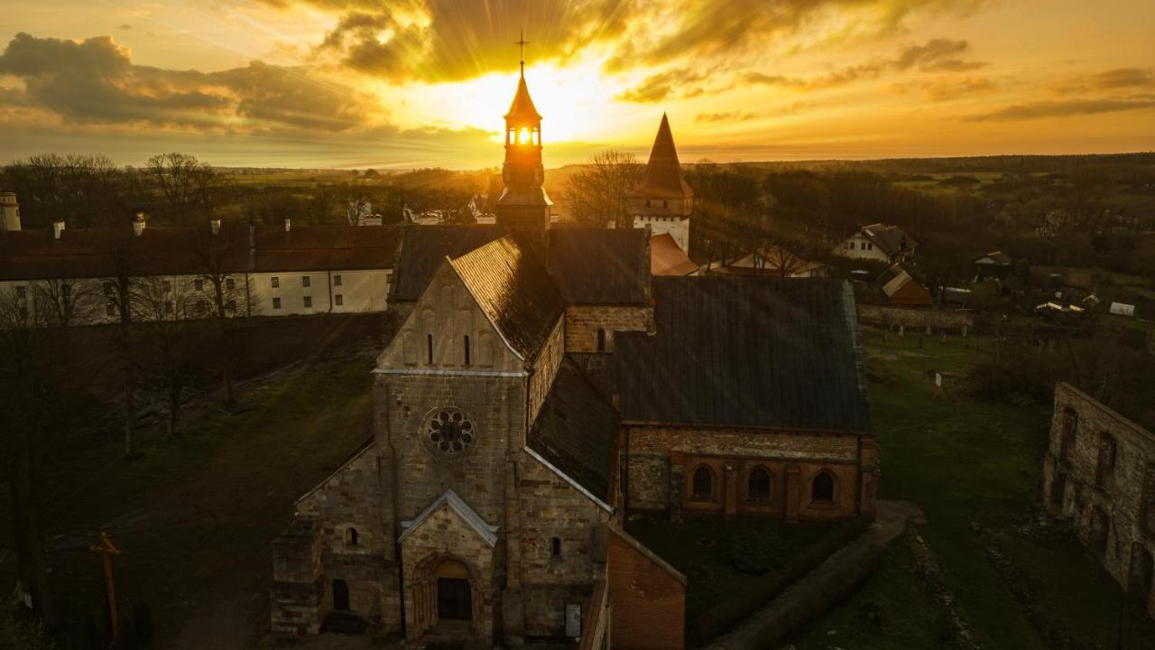 Hotel Podklasztorze Сулеюв Экстерьер фото