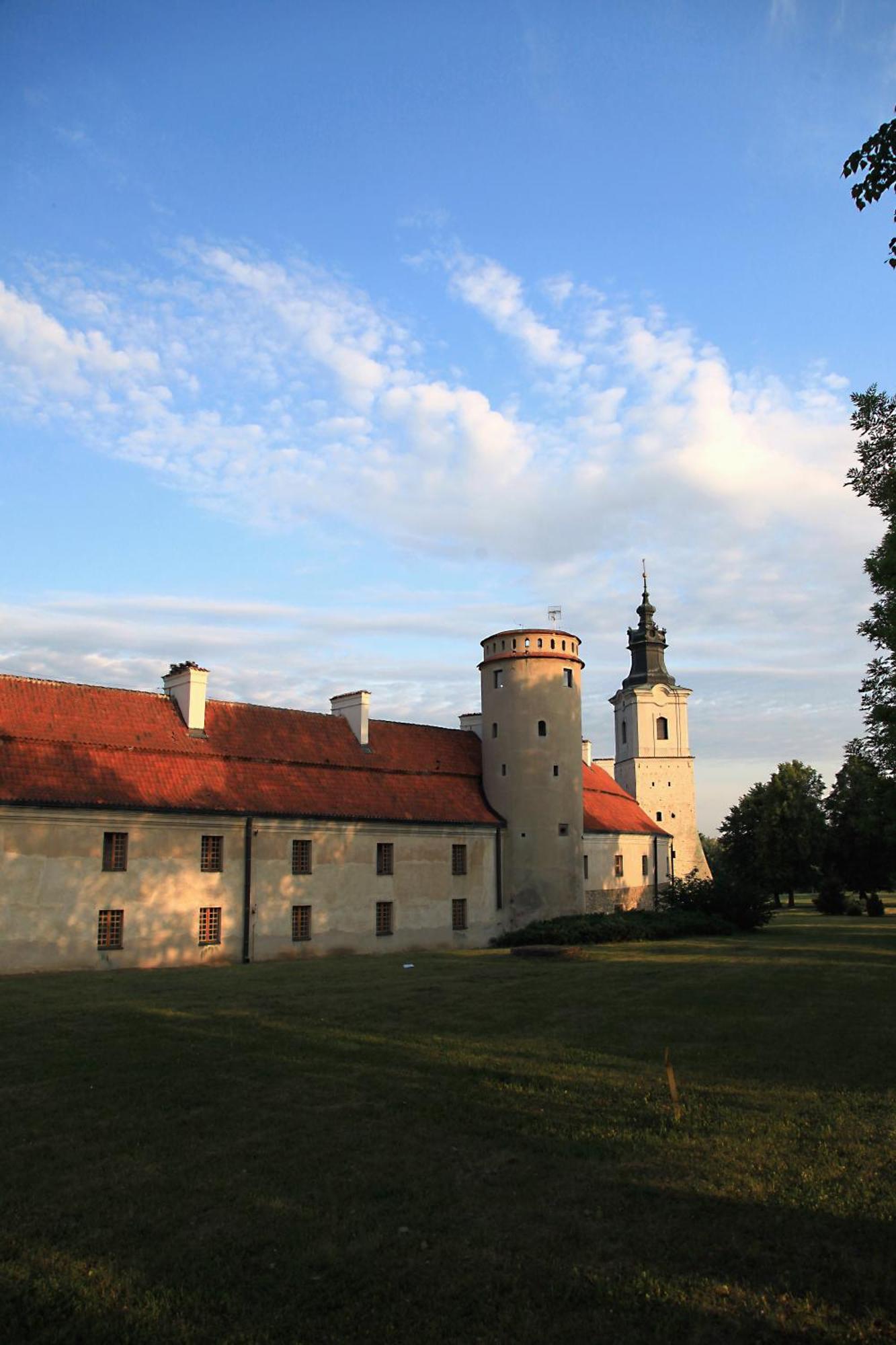 Hotel Podklasztorze Сулеюв Экстерьер фото