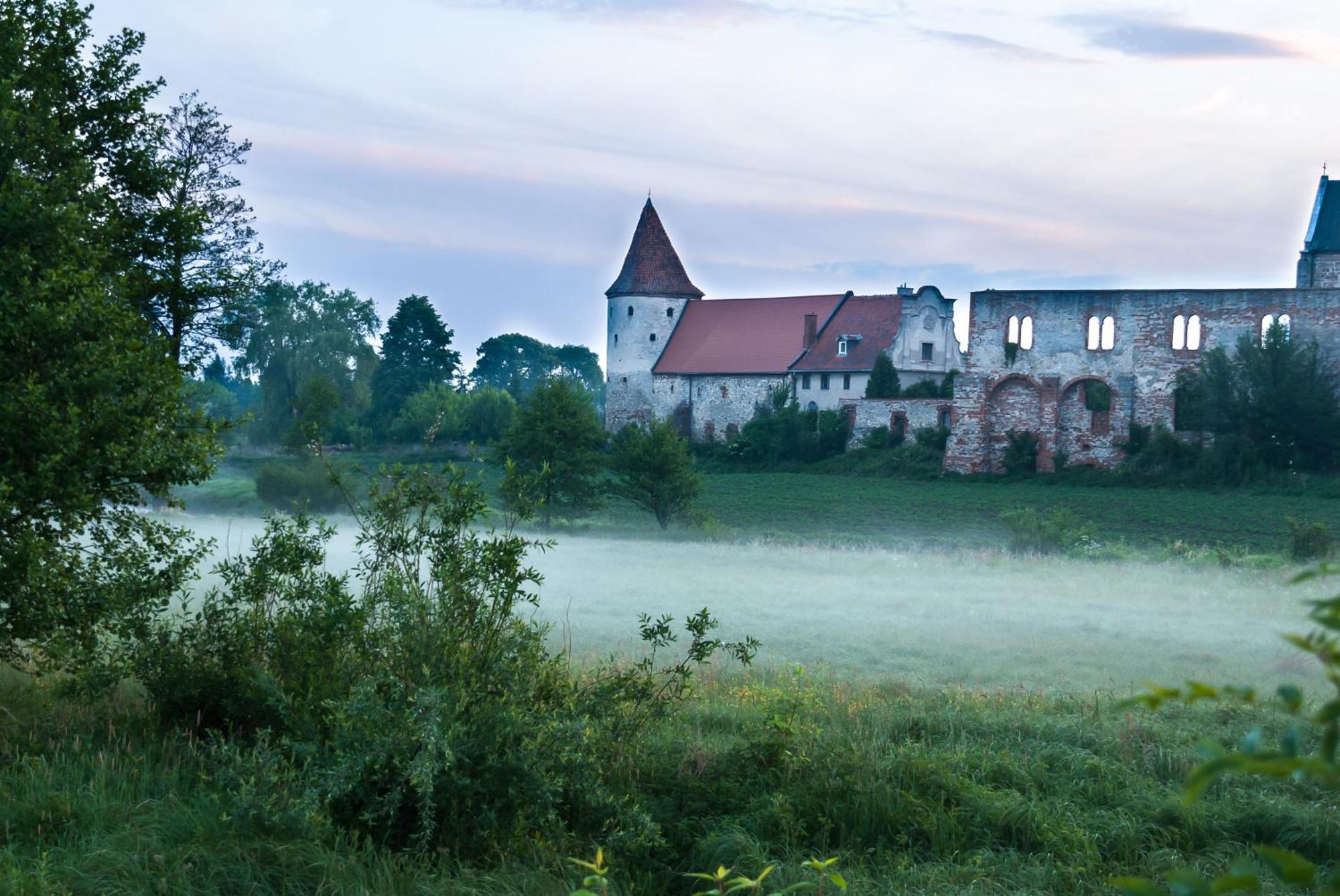 Hotel Podklasztorze Сулеюв Экстерьер фото