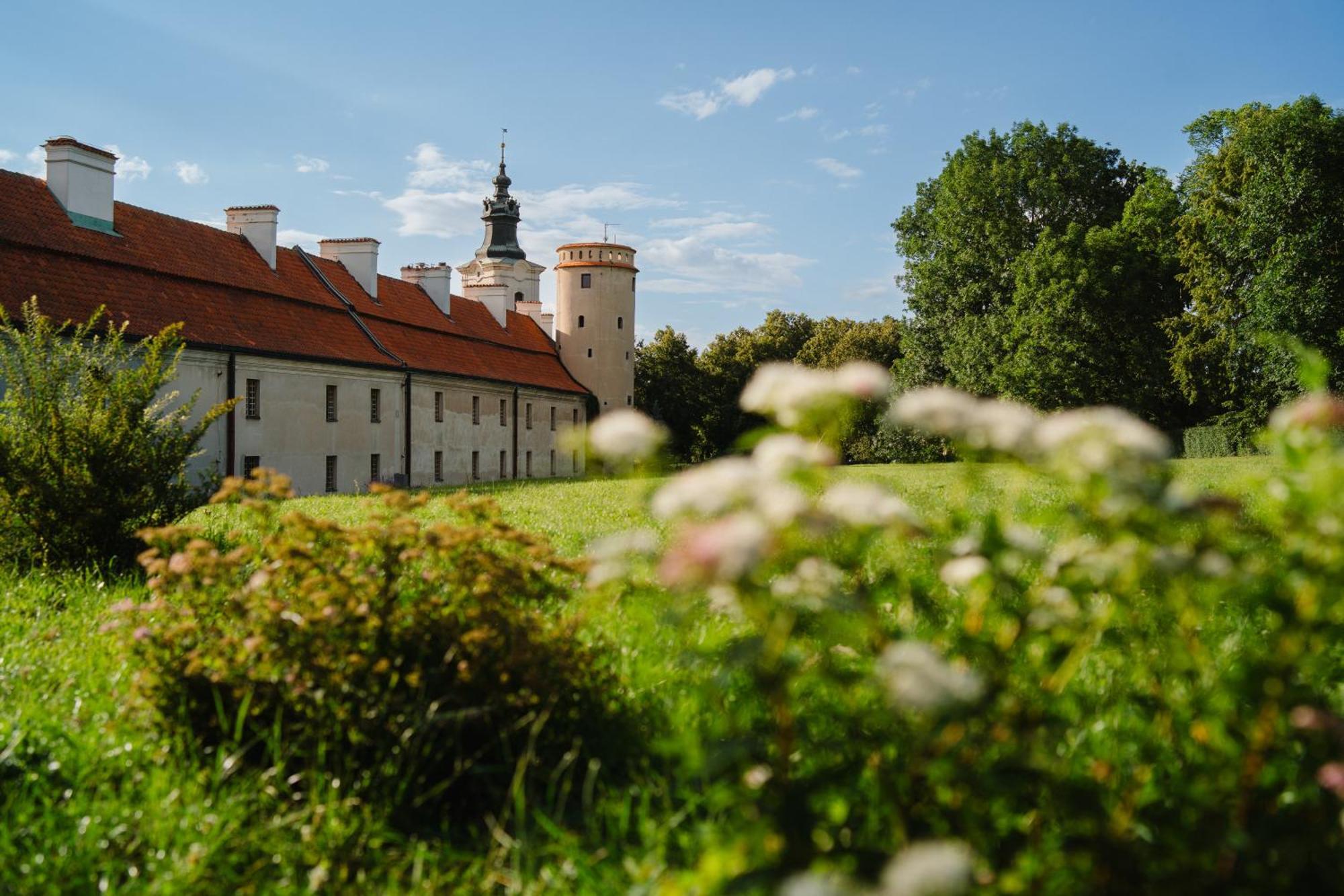 Hotel Podklasztorze Сулеюв Экстерьер фото