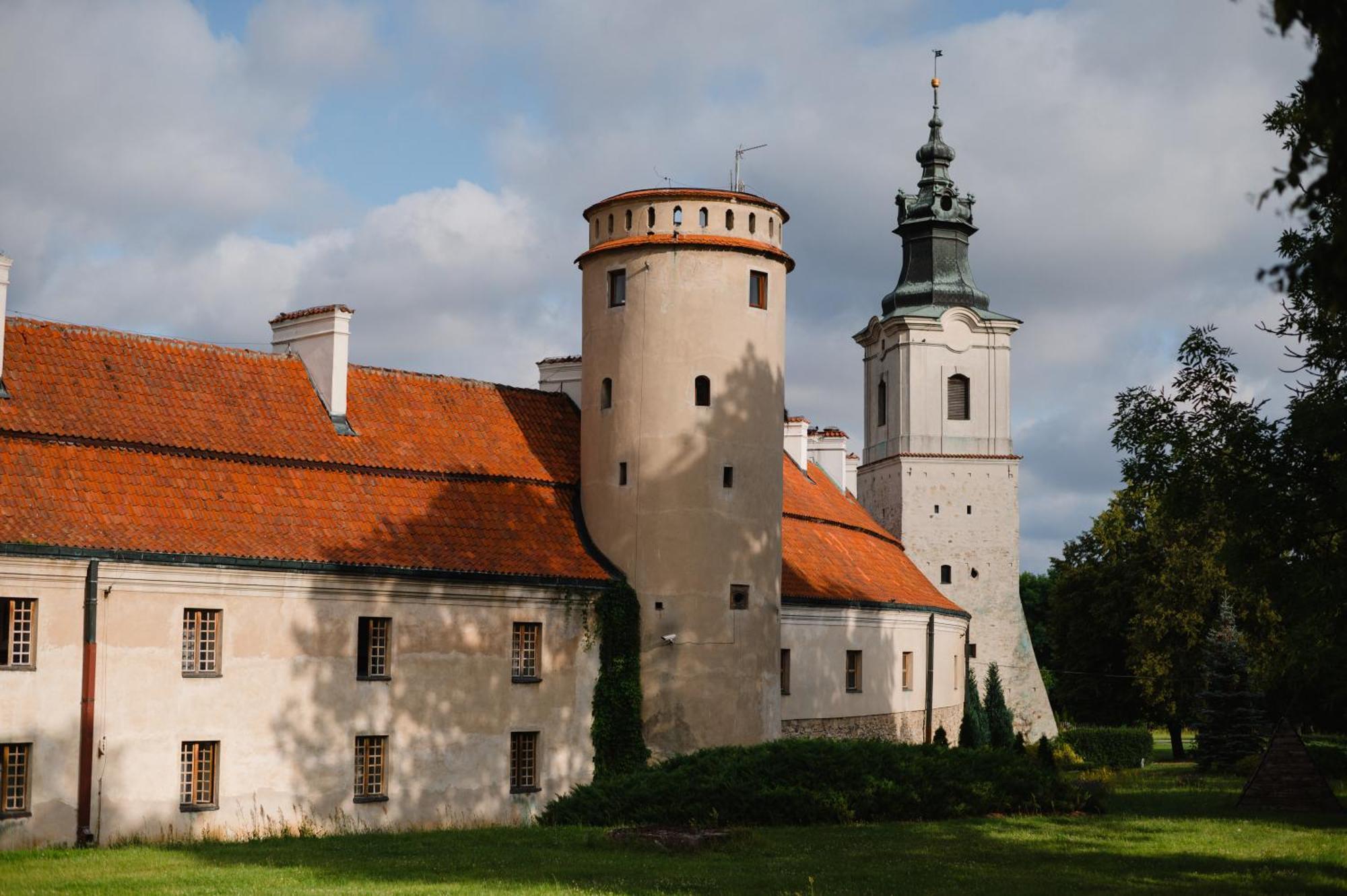 Hotel Podklasztorze Сулеюв Экстерьер фото