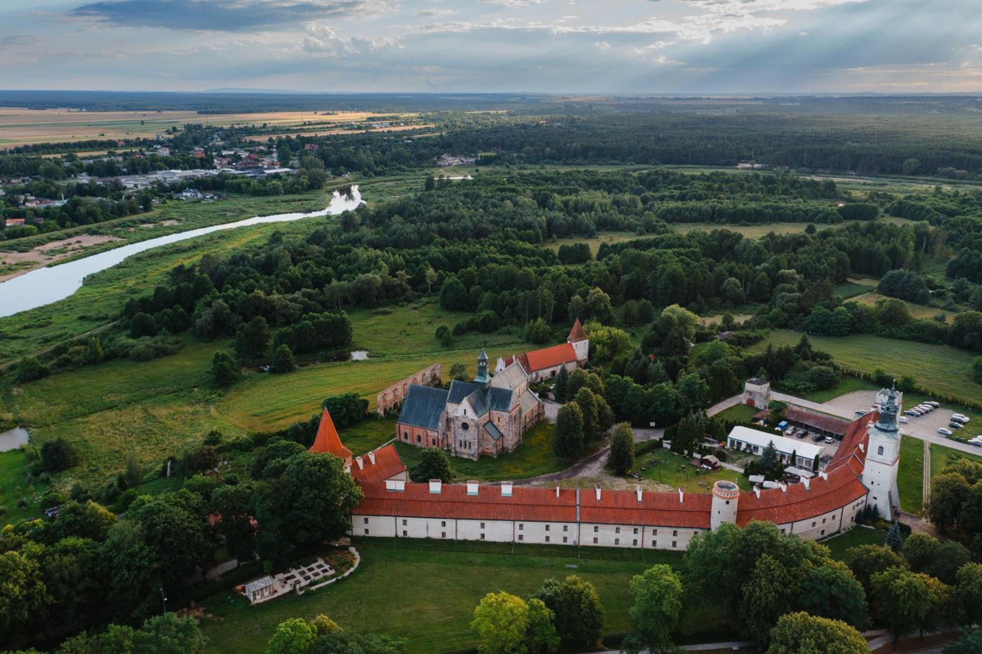 Hotel Podklasztorze Сулеюв Экстерьер фото