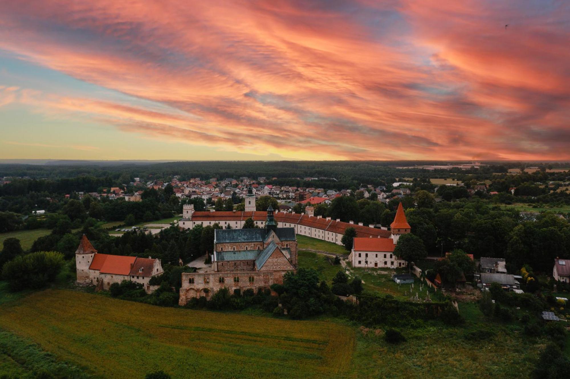 Hotel Podklasztorze Сулеюв Экстерьер фото