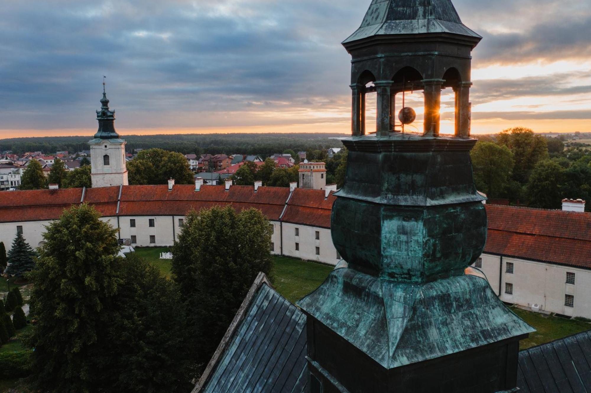 Hotel Podklasztorze Сулеюв Экстерьер фото